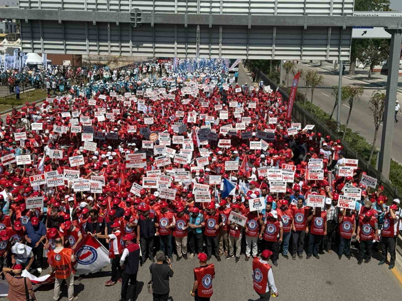 Memur Sendikaları Konfederasyonu (Memur-Sen) üyeleri, bir günlük iş bırakma kararının