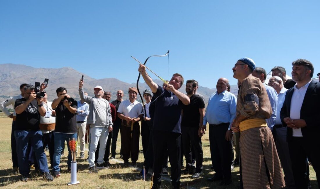 Erzincan’da Mengücek Melik Gazi Menzil Okçuluğu müsabakaları başladı. Türkiye Geleneksel