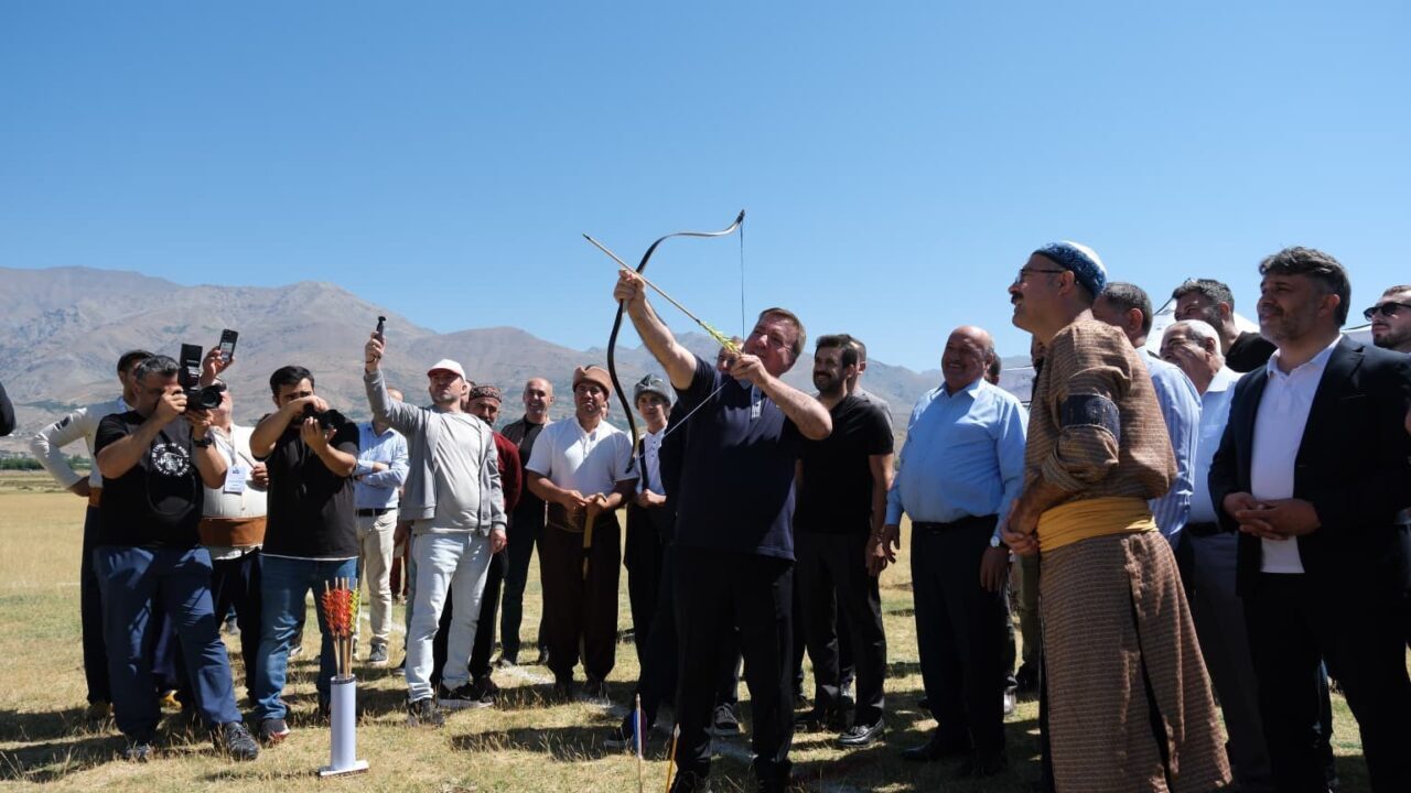 Erzincan’da Mengücek Melik Gazi Menzil Okçuluğu müsabakaları başladı. Türkiye Geleneksel