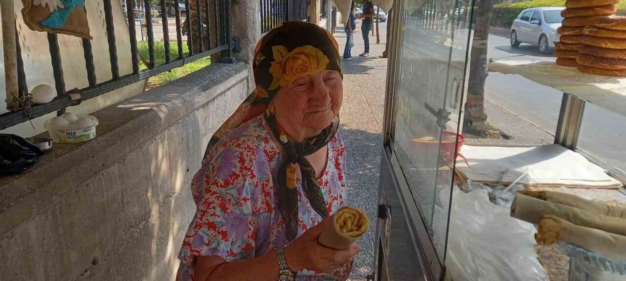 Aydın Efeler ilçesinde yaşayan 84 yaşındaki Mensure Toylan, ilerleyen yaşına