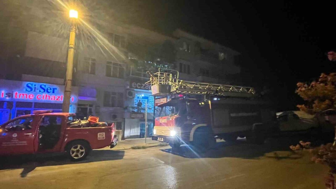 Muğla’nın Menteşe ilçesinde bir evin çatısında çıkan yangın, itfaiye ekiplerinin