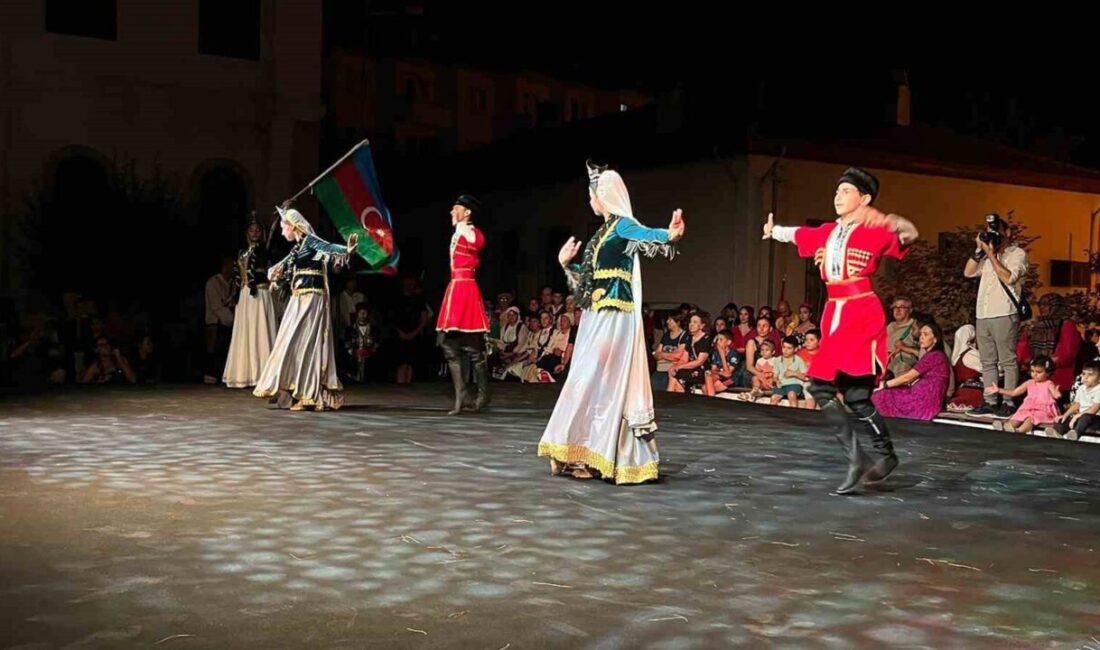 Kardeş ülke Azerbaycan ekibi, Menteşe’de sahne aldıkları 1’inci Uluslararası Halk