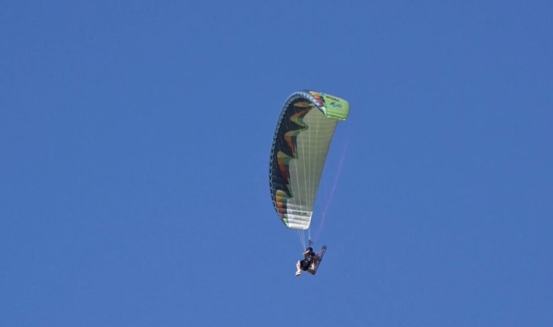 Çankırı’da izledikleri paraşüt etkinliklerinden etkilenen iki hava tutkunu, aldıkları eğitimle
