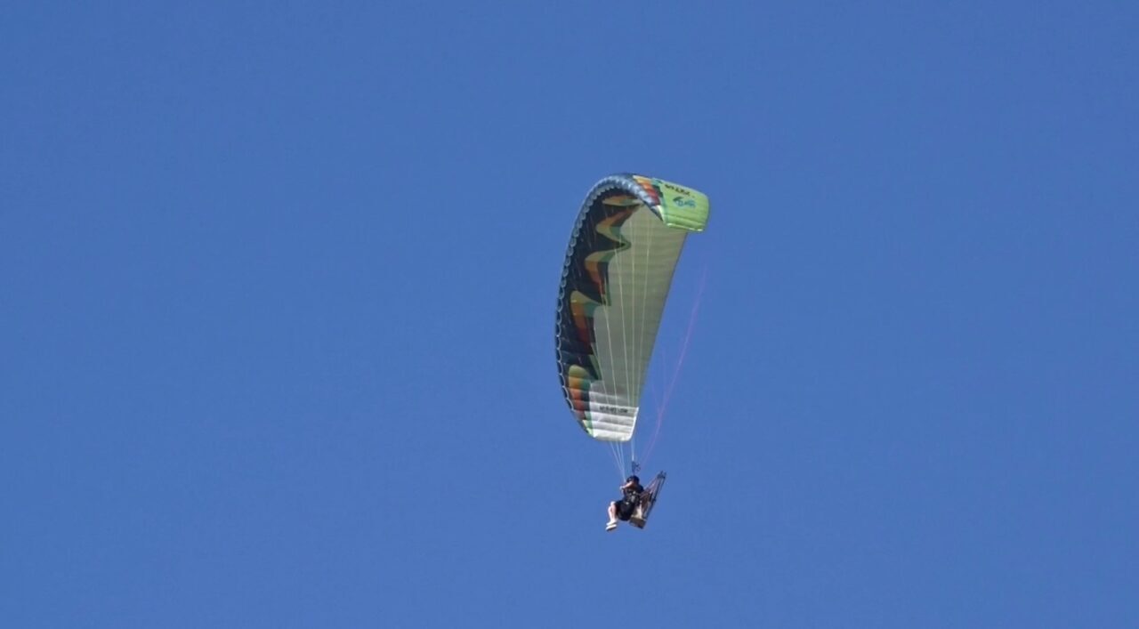 Çankırı’da izledikleri paraşüt etkinliklerinden etkilenen iki hava tutkunu, aldıkları eğitimle