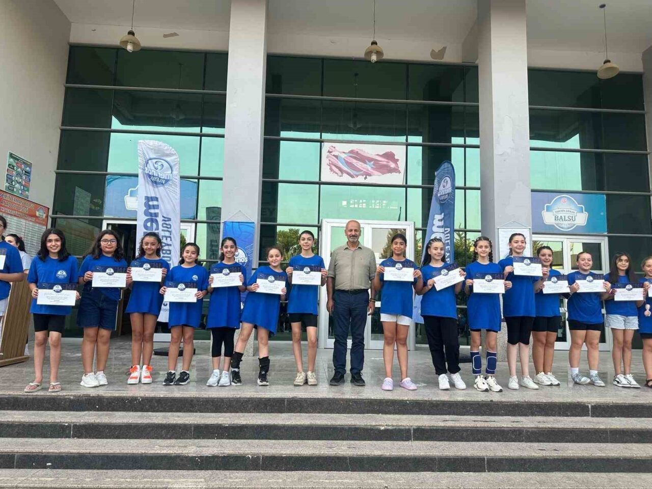 Merinos Voleybol takımı, geleceğin voleybolcularının yetiştirilmesi ve yetenekli sporcuların seçilerek