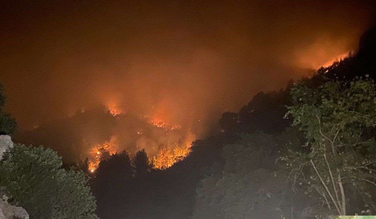 Mersin’in Anamur ilçesinde bugün öğleden sonra çıkan orman yangınına gece