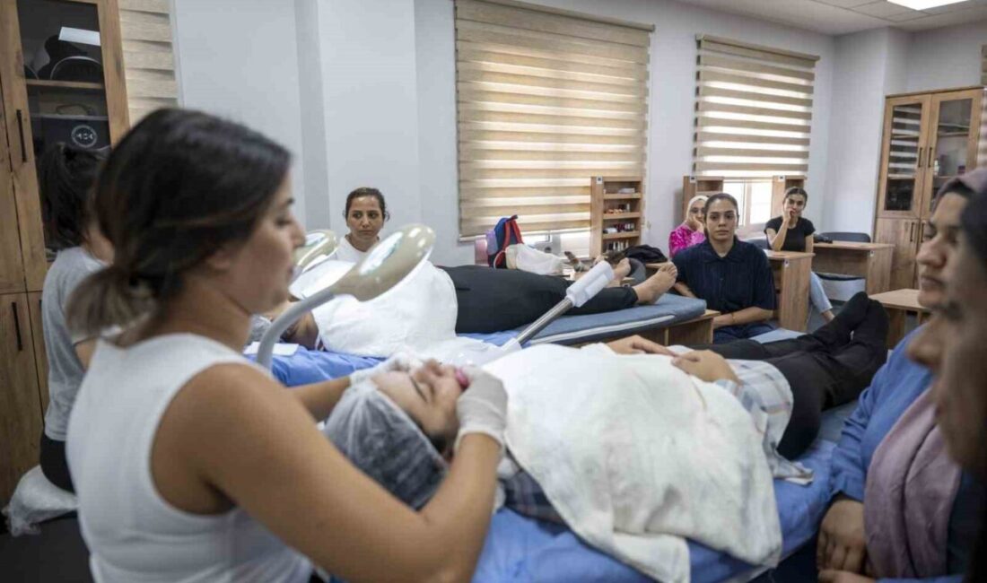 Mersin Büyükşehir Belediyesinin açtığı ücretsiz Cilt Bakımı Kursu, kadınlara hem