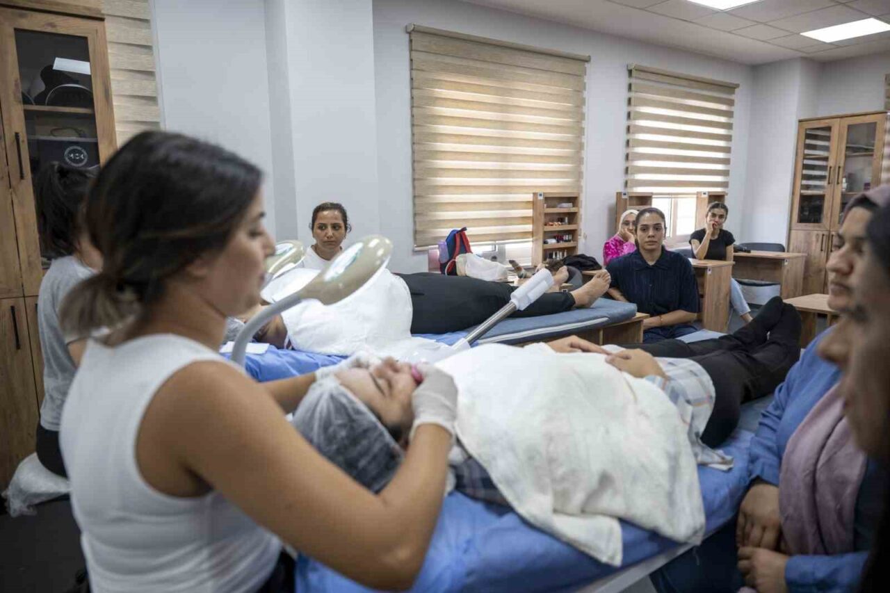 Mersin Büyükşehir Belediyesinin açtığı ücretsiz Cilt Bakımı Kursu, kadınlara hem