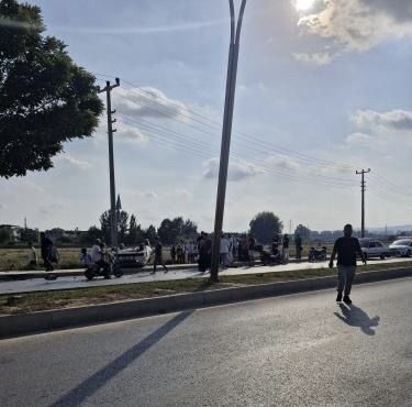 Mersin’in Tarsus ilçesinde meydana gelen kazada kavşaktaki elektrik direğine çarpan