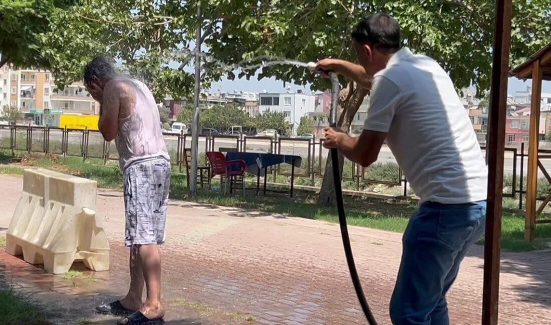 Mersin’in Tarsus ilçesinde sıcaktan bunalanlar çeşitli yollarla serinlemeye çalıştı. Kimi