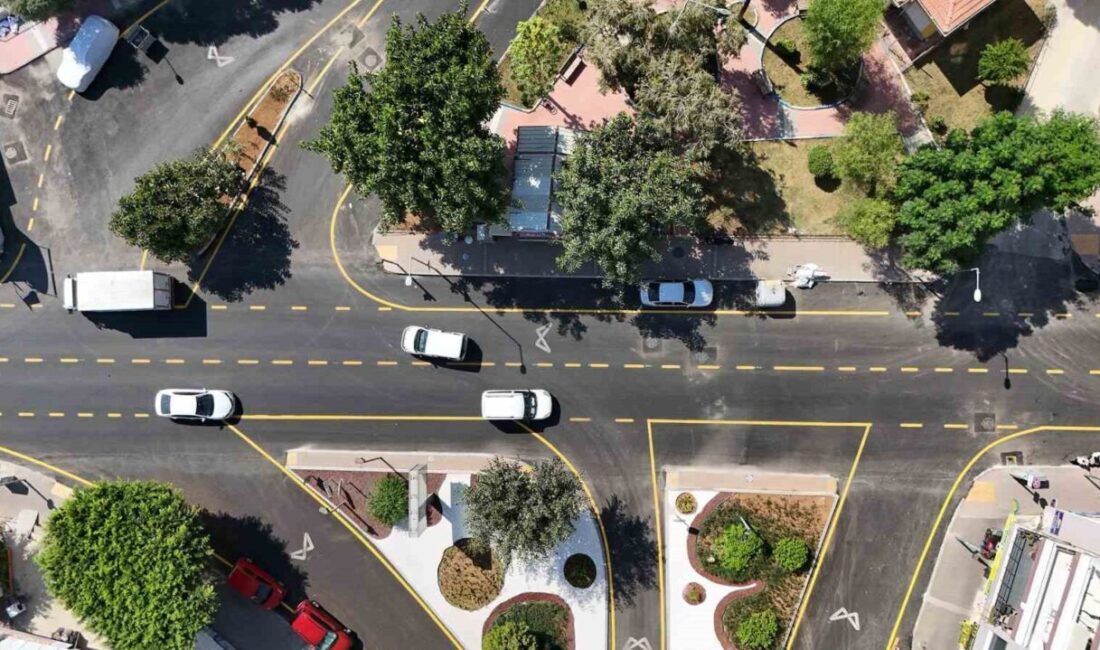 Mersin Büyükşehir Belediyesi, Akdeniz ilçesi Silifke Caddesi’nde yürüttüğü yol yenileme