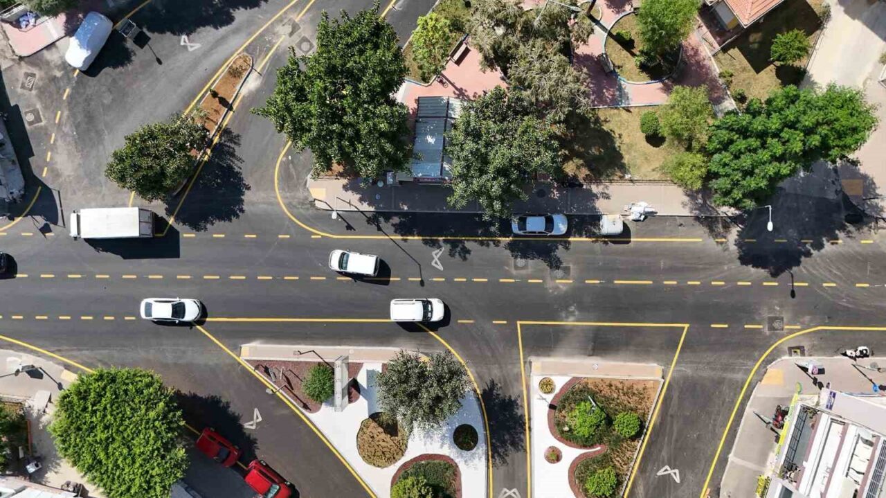 Mersin Büyükşehir Belediyesi, Akdeniz ilçesi Silifke Caddesi’nde yürüttüğü yol yenileme