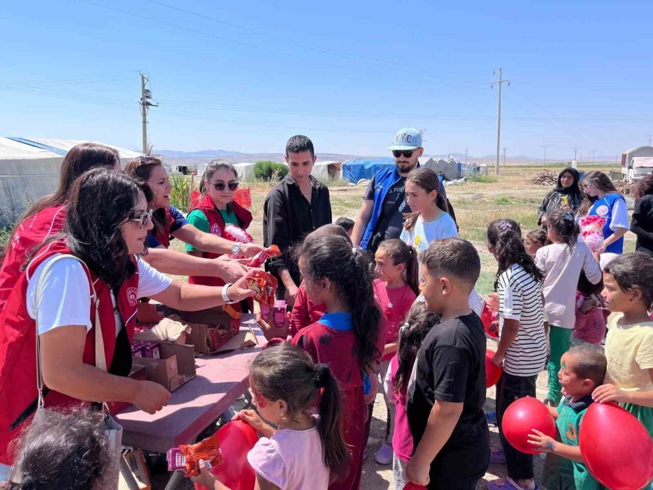 Beylikova Gençlik Merkezi, tarlada çalışan ve çadırlarda kalan çocuklara unutulmaz