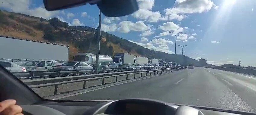 Kocaeli TEM Otoyolu’nda mıcır yüklü tırın devrilmesiyle İstanbul istikameti trafiğe
