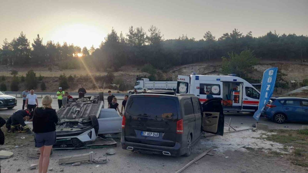 Burdur-Isparta kara yolunda midibüs ile otomobilin çarpışması sonucu yaşanan kazada