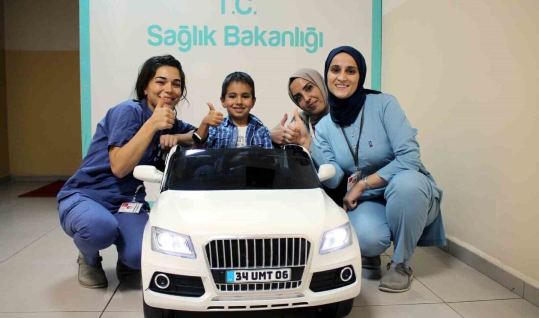 Mardin’in Midyat Devlet Hastanesi envanterine kazandırılan akülü araba sayesinde çocuklar,