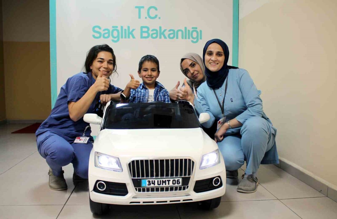 Mardin’in Midyat Devlet Hastanesi envanterine kazandırılan akülü araba sayesinde çocuklar,