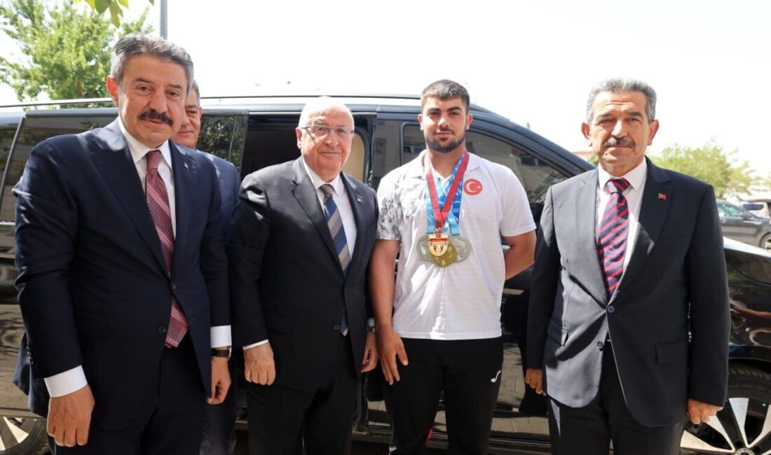 Millî Savunma Bakanı Yaşar Güler, ’Şehir Buluşmaları’ programı kapsamında Şırnak’ta