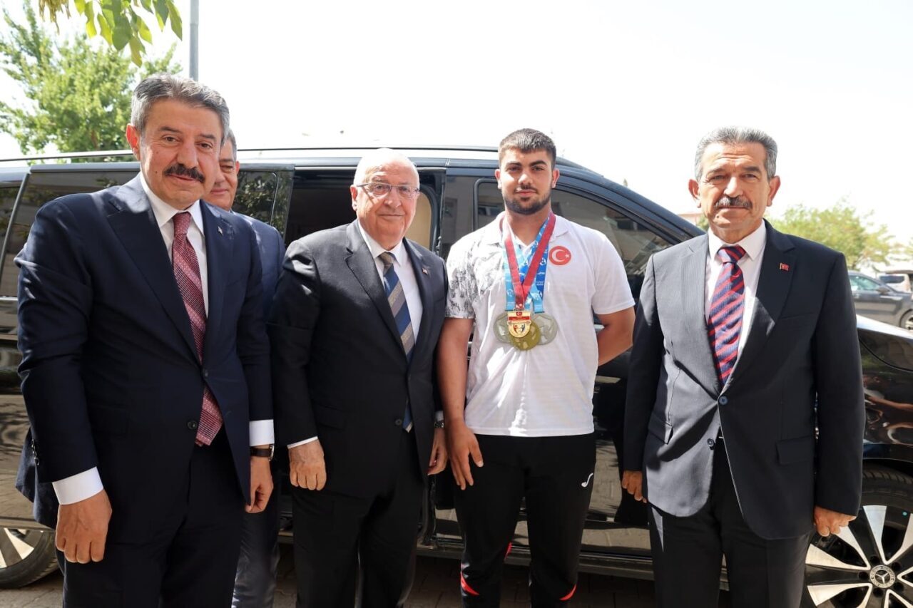 Millî Savunma Bakanı Yaşar Güler, ’Şehir Buluşmaları’ programı kapsamında Şırnak’ta