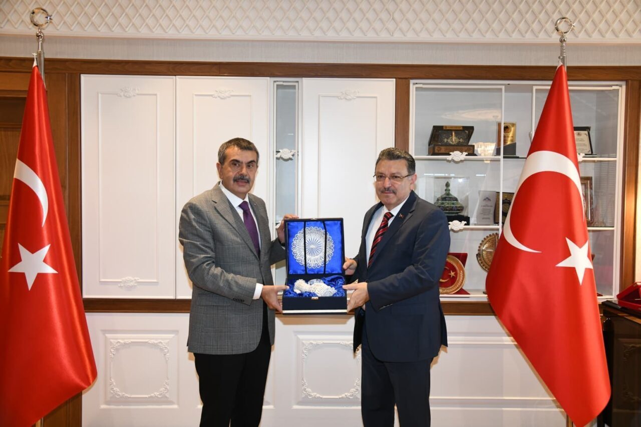 Milli Eğitim Bakanı Yusuf Tekin, Trabzon Büyükşehir Belediyesi’ni ziyaret ederek