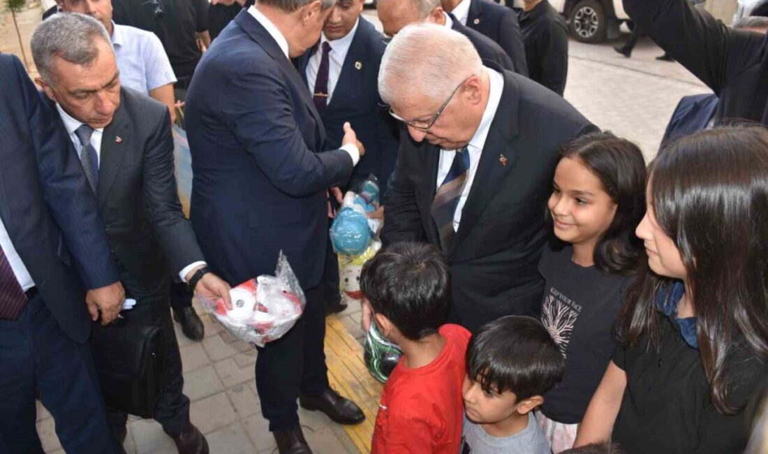 Milli Savunma Bakanı Yaşar Güler, Şırnak’ta esnaf ziyareti gerçekleştirdi, gençlerle