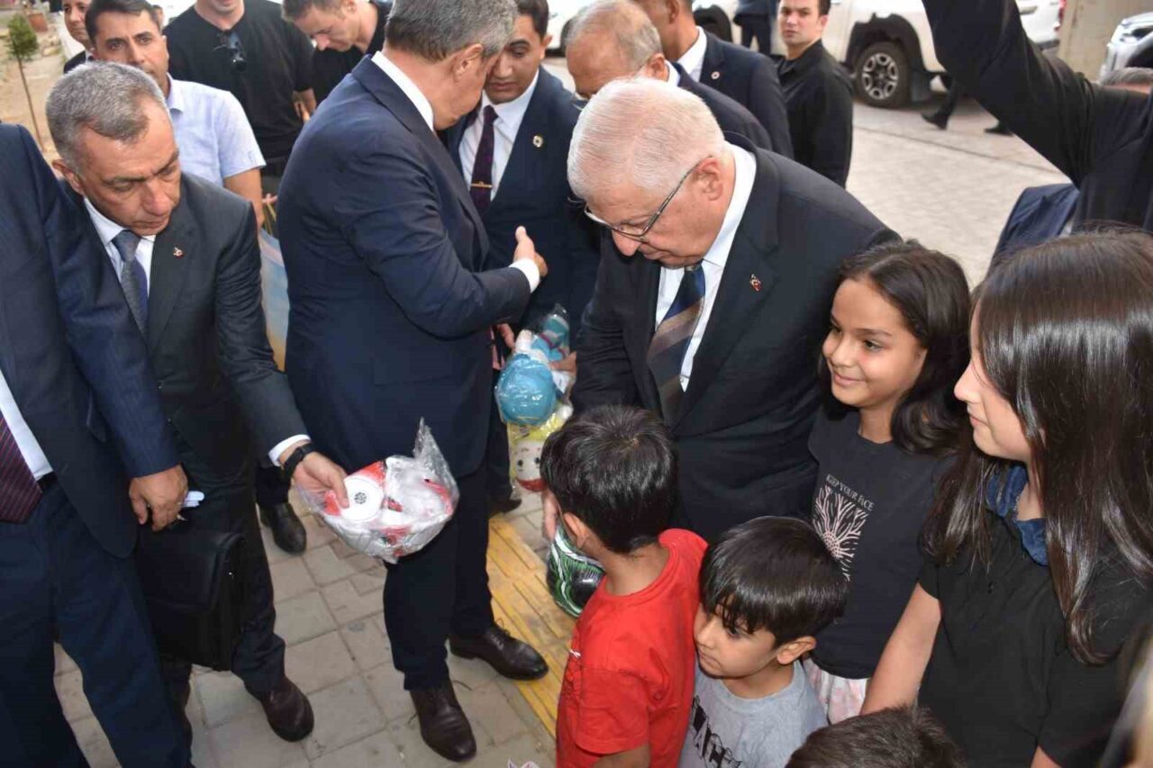 Milli Savunma Bakanı Yaşar Güler, Şırnak’ta esnaf ziyareti gerçekleştirdi, gençlerle