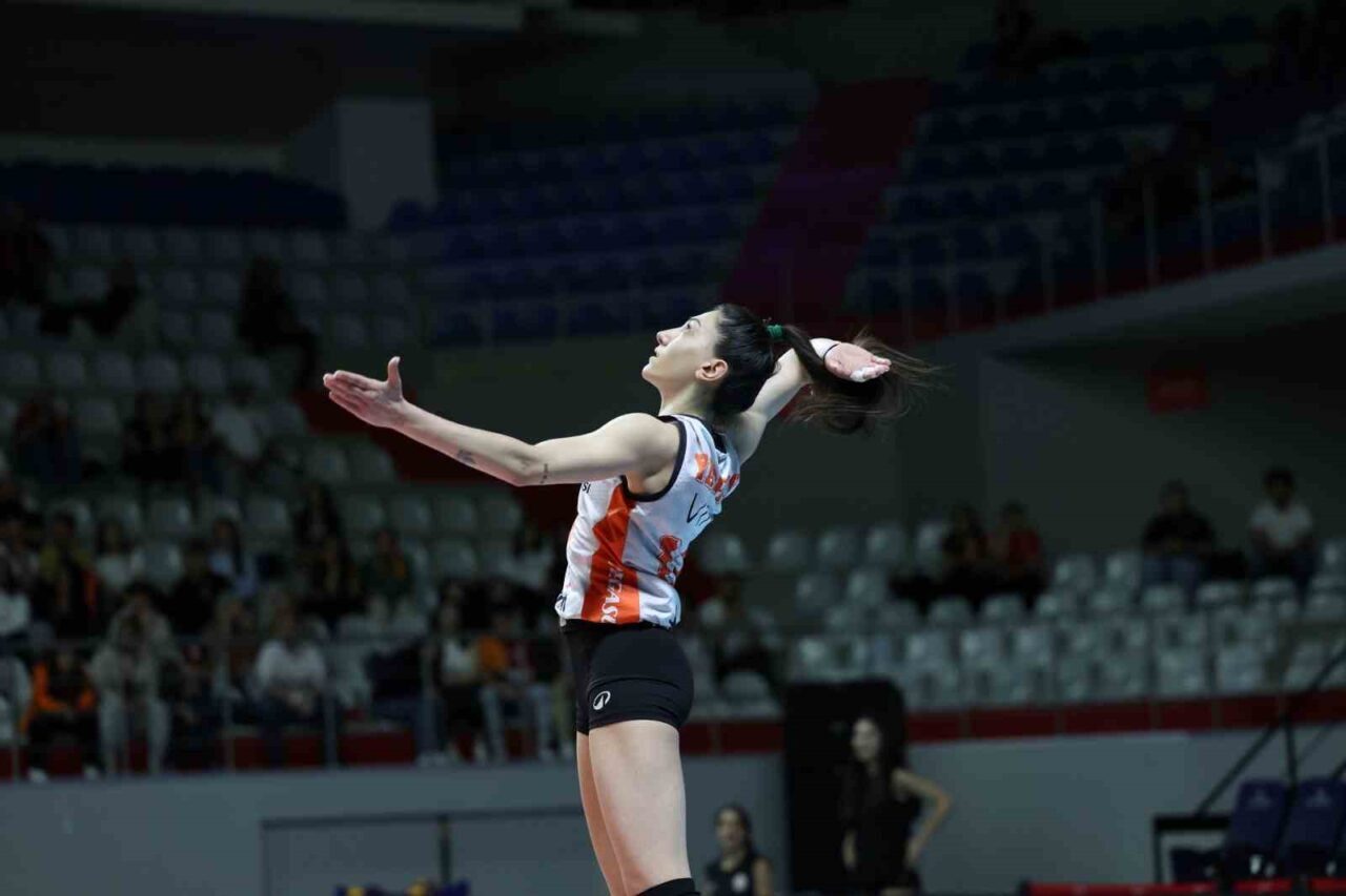 Eczacıbaşı Dynavit, Yaprak Erkek ile sözleşmesini 3 sezon daha uzattı.