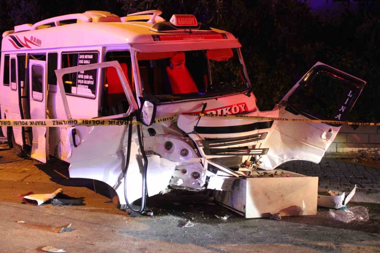 Aydın’ın Efeler ilçesinde minibüs ile otomobilin çarpışması sonucu meydana gelen