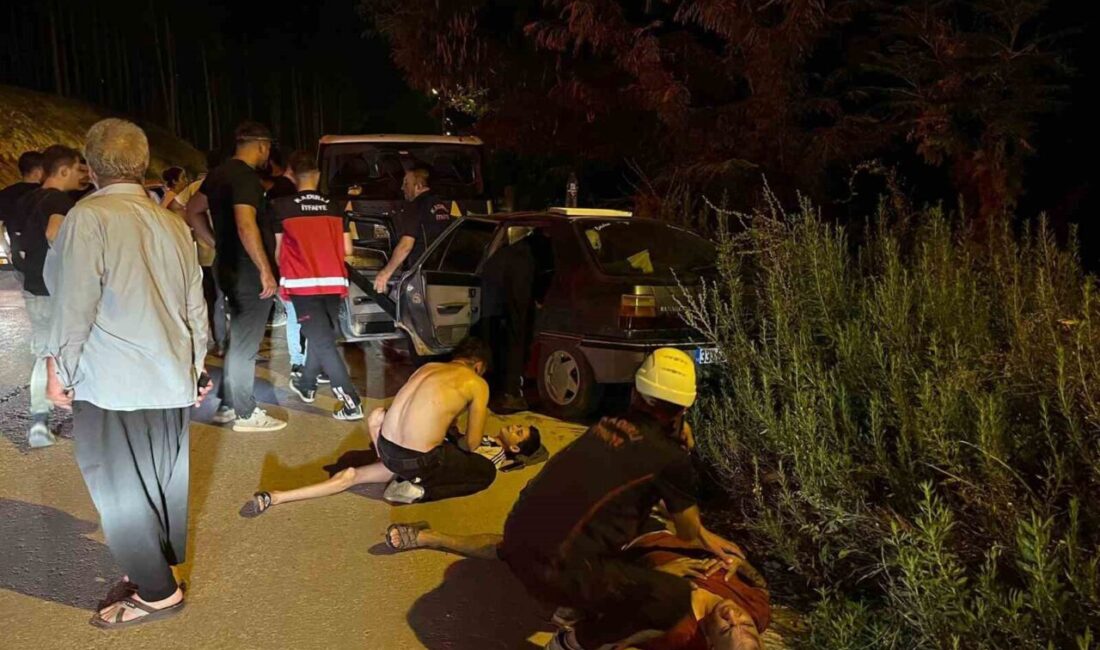 Osmaniye’nin Kadirli ilçesinde minibüs ile otomobilin çarpışması sonucu meydana gelen