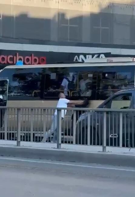 İstanbul Esenyurt’ta bir minibüs yola aniden çıktı, arkasından gelen sürücü