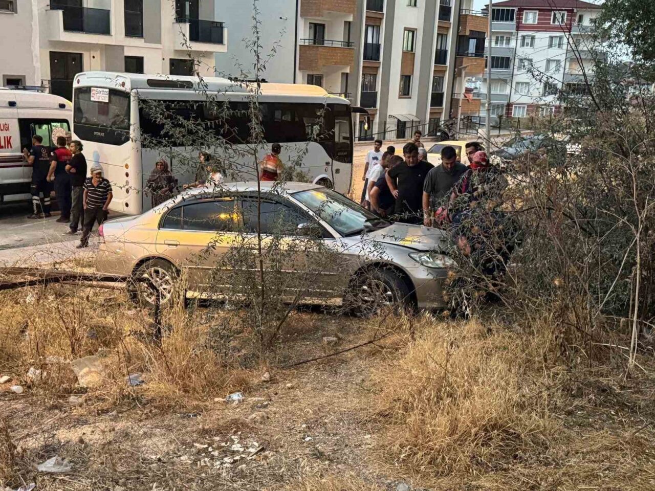 Bilecik’te minibüsle çarpışan otomobilin kontrolden çıkıp çarpıştığı yaya kaldırımındaki vatandaş