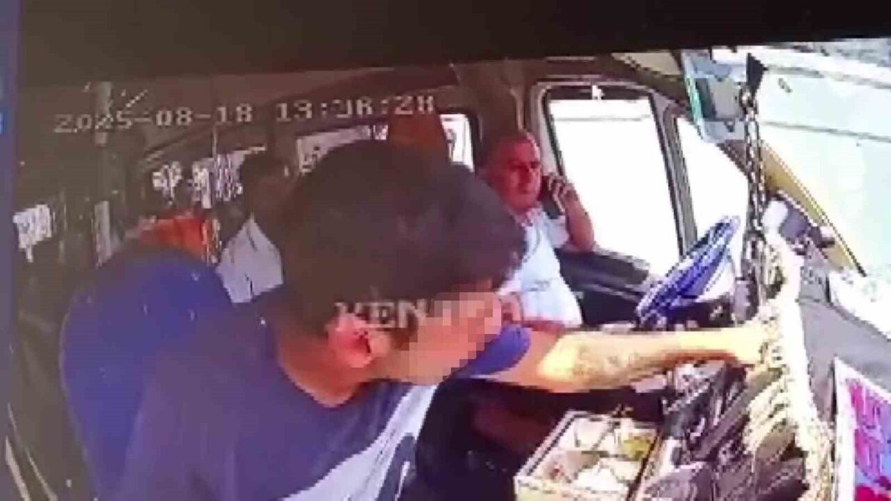 Adana’da şehir içi yolcu taşımacılığı yapan minibüste yaşanan hırsızlık olayı