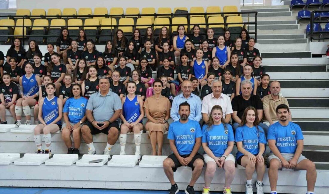 Turgutlu Belediyesi Yaz Spor Okulları kapsamında düzenlenen voleybol kursu sona