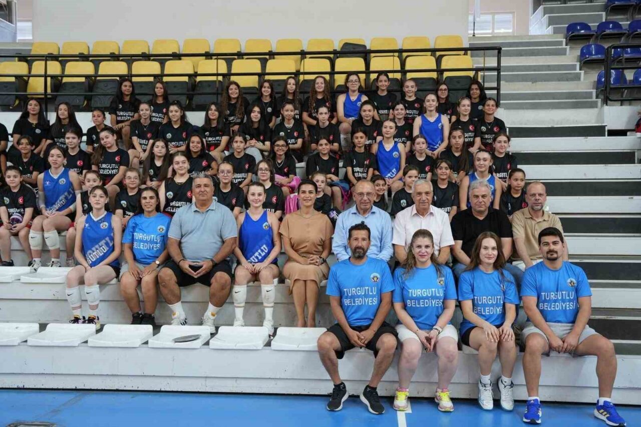 Turgutlu Belediyesi Yaz Spor Okulları kapsamında düzenlenen voleybol kursu sona