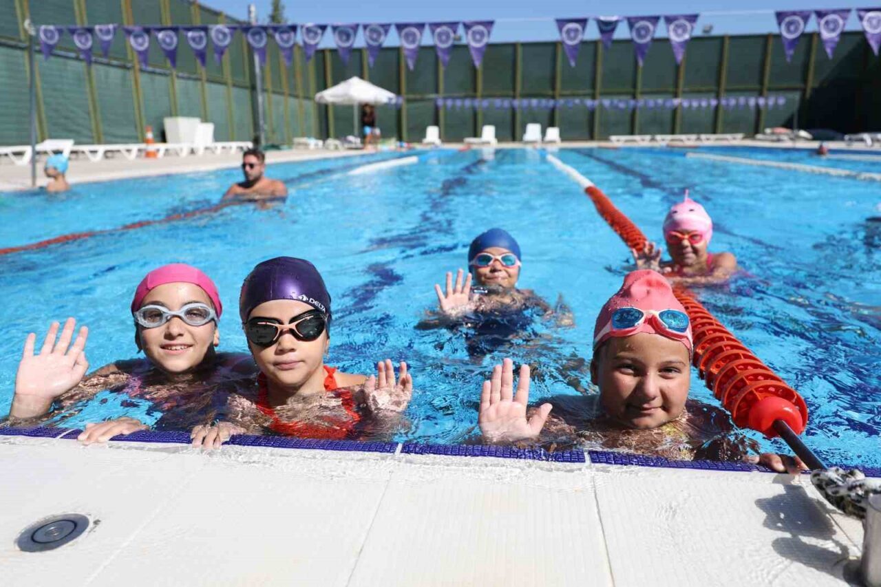 Bursa Büyükşehir Belediyesi tarafından düzenlenen Yaz Spor Okulları, çocuklara hem