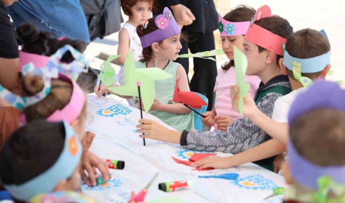 Gebze Belediye Başkanı Zinnur Büyükgöz, miniklerin atölyelerine ortak olup, yanlarında