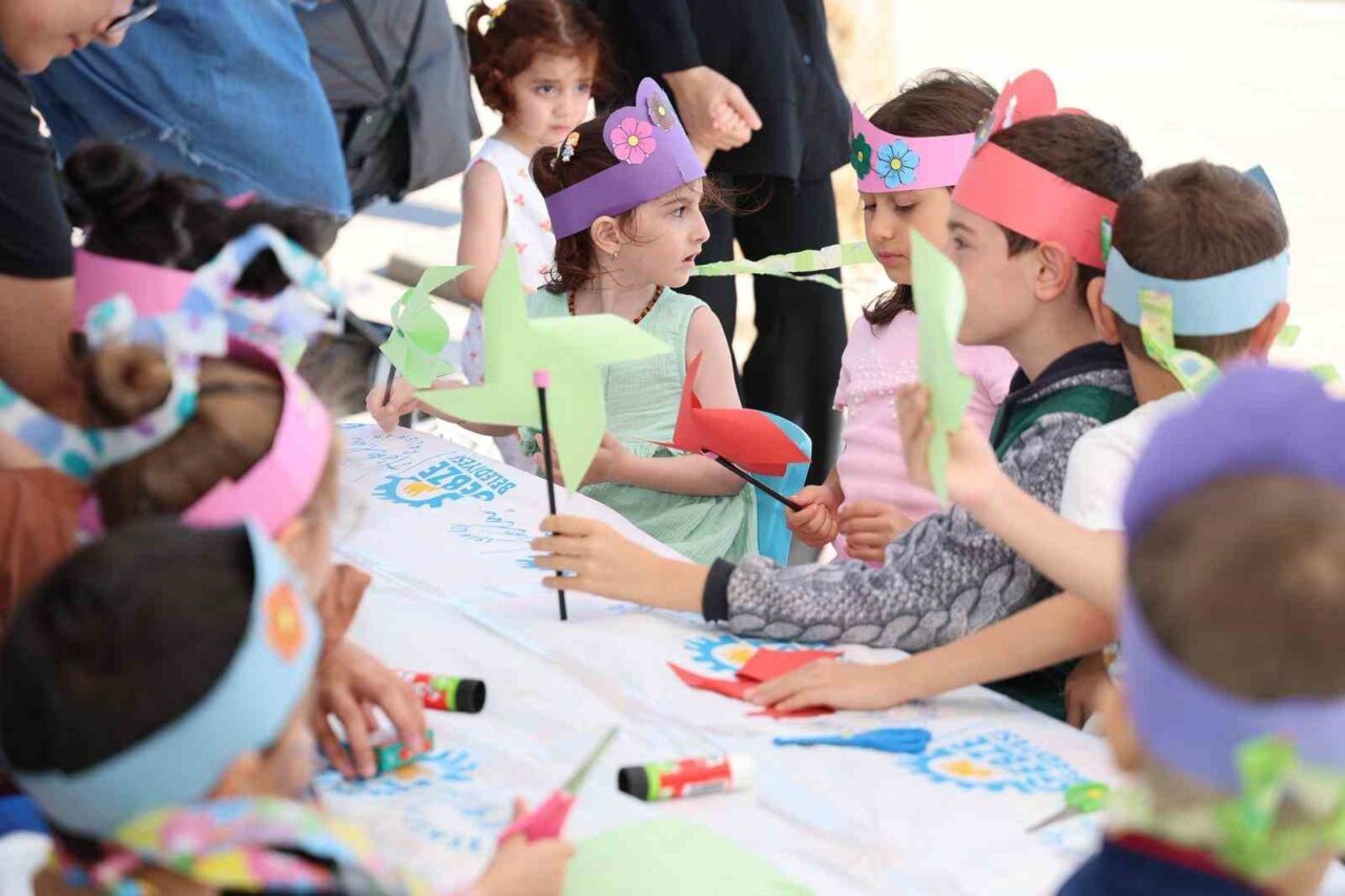 Gebze Belediye Başkanı Zinnur Büyükgöz, miniklerin atölyelerine ortak olup, yanlarında