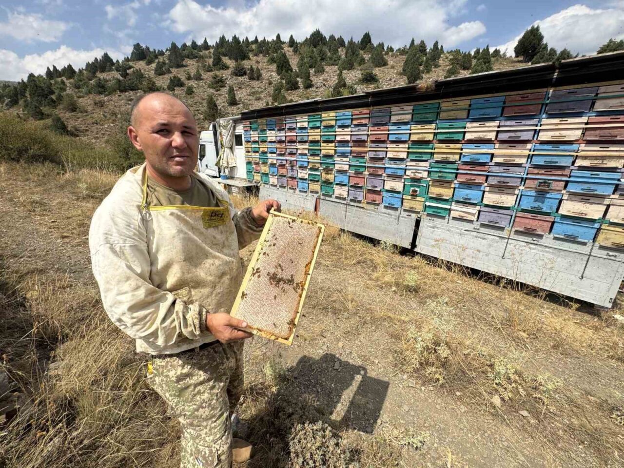 Antalya’nın Manavgat ilçesinde yaşayan bal üreticisi geliştirdiği “Mobil arıcılık sistemi”