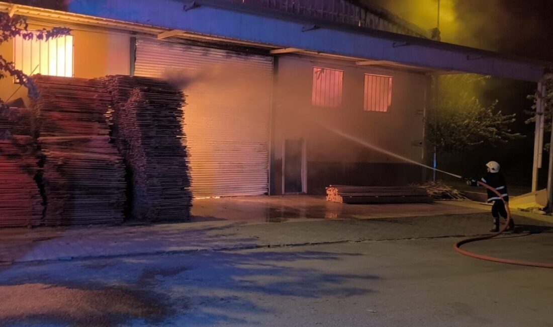 Şanlıurfa’da mobilyacılar sitesindeki bir iş yerinde çıkan yangın, itfaiye ekipleri