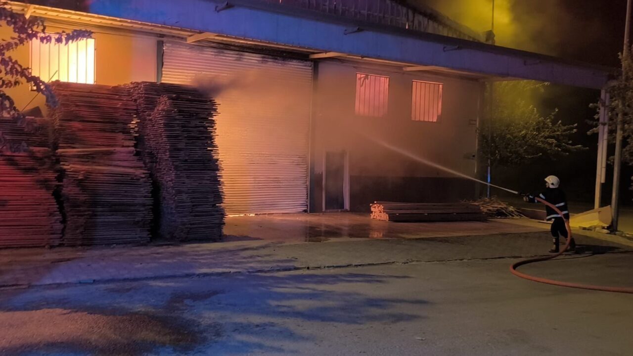 Şanlıurfa’da mobilyacılar sitesindeki bir iş yerinde çıkan yangın, itfaiye ekipleri