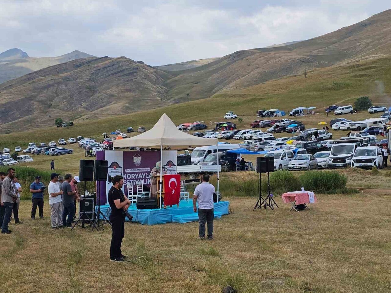 Erzurum’un İspir ilçesinde Mor Yayla’da düzenlenen festival, bu yıl da