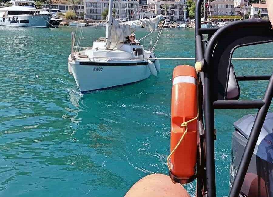 Muğla’nın Fethiye ilçesi önlerinde arızalanan ve sürüklenen 8 metre boyundaki
