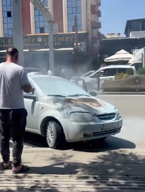 Muş’ta İstasyon Caddesi üzerinde seyir halindeki bir otomobilin motor kısmı