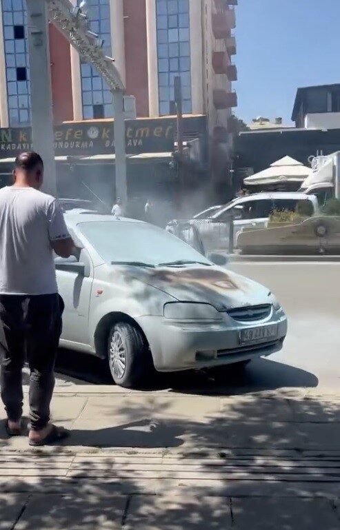 Muş’ta İstasyon Caddesi üzerinde seyir halindeki bir otomobilin motor kısmı