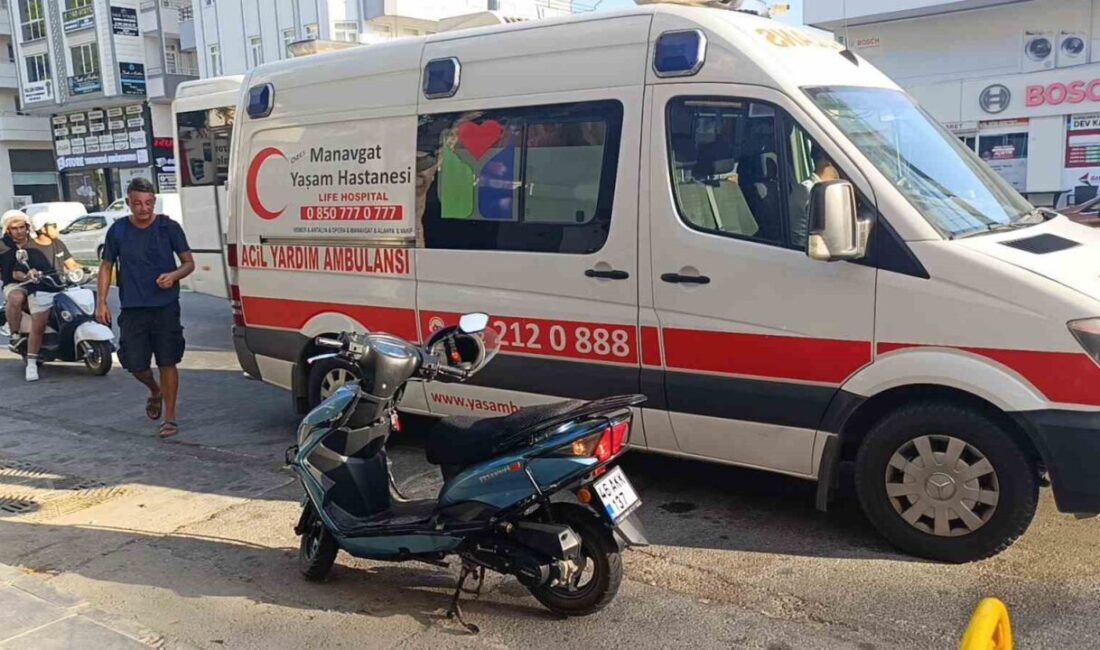 Antalya’nın Manavgat ilçesinde hafif ticari aracın sağından geçmek isteyen motorlu