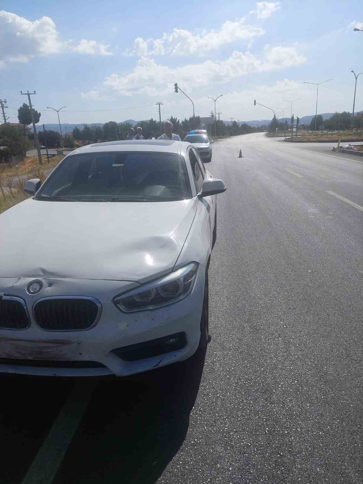 Isparta’nın Şarkikaraağaç ilçesinde kavşakta otomobil ile çarpışan motosikletin sürücüsü yaralandı.