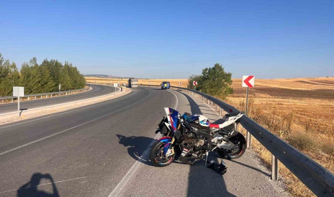 Çorum’un Alaca ilçesinde refüje çarpan motosikletin sürücüsü tedavi gördüğü hastanede