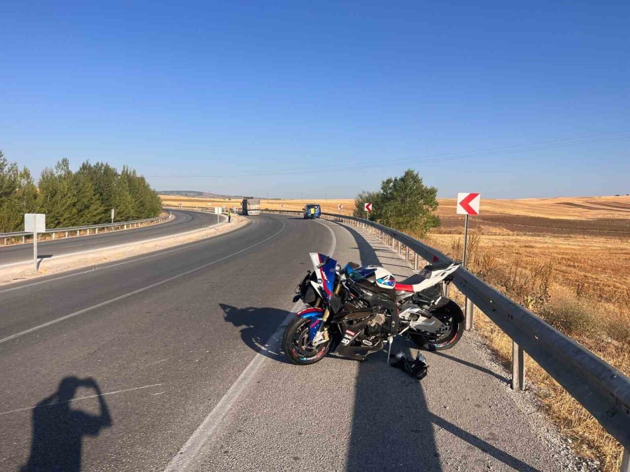 Çorum’un Alaca ilçesinde refüje çarpan motosikletin sürücüsü tedavi gördüğü hastanede