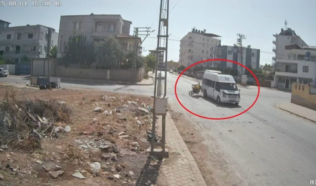 Hatay’da motosikletin, minibüsle çarpışmasıyla 2 kişinin yere savrulduğu anlar kameraya