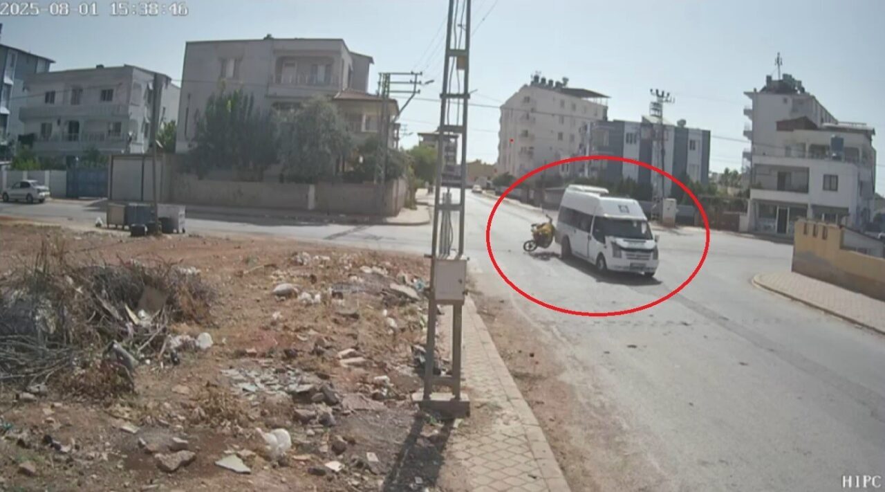 Hatay’da motosikletin, minibüsle çarpışmasıyla 2 kişinin yere savrulduğu anlar kameraya